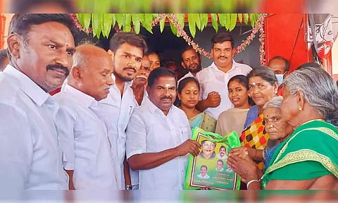விஜயகுமார்  எம்.எல்.ஏ., பொதுமக்களுக்கு பொருட்கள் வழங்கி தொடங்கி வைத்த காட்சி.