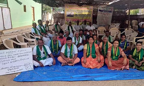 &nbsp;உண்ணாவிரத  போராட்டத்தில் ஈடுபட்டவர்களை படத்தில் காணலாம்.