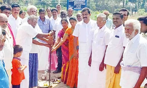 &nbsp;தார் சாலை அமைக்க பூமிபூஜை நடைபெற்ற காட்சி.