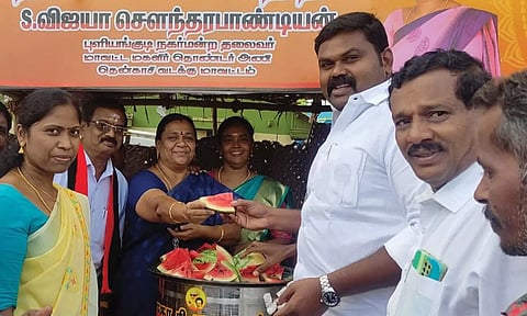 நீர்-மோர் பந்தலை ராஜா எம்.எல்.ஏ. திறந்து வைத்த காட்சி.