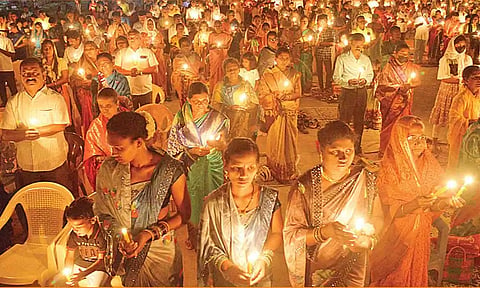 திருப்பூர்  கேத்ரீன்   ஆலயத்தில் மெழுகுவர்த்தி ஏந்தி  பிரார்த்தனையில் ஈடுபட்ட கிறிஸ்தவர்கள்.&nbsp;