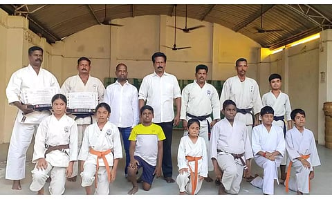 தேசிய கருப்பு பட்டை மற்றும் சான்றிதழ்களை  மாநில கூடோ சங்கத் தலைவர் வளவன் வழங்கிய காட்சி.