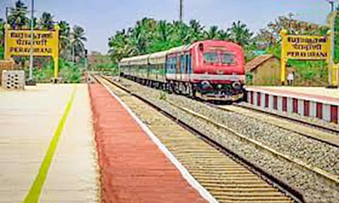 வாராந்திர ரெயில்கள் பேராவூரணியில் நின்று செல்ல வேண்டும்
