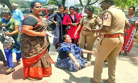 கலெக்டர் அலுவலகம் முன்பு ஆர்ப்பாட்டத்தில் ஈடுபட்ட திருநங்கைகளை படத்தில் காணலாம்.