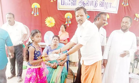 போட்டியில் வெற்றிபெற்ற மாணவிக்கு பரிசு வழங்கப்பட்டது.
