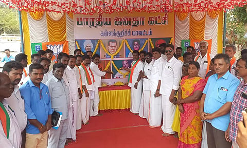கள்ளக்குறிச்சியில் பா.ஜ.க. மாவட்ட தலைவர் அருள் தலைமையில் தலைவர்கள் சிலைக்கு மாலை அணிவித்து மலர் தூவி மரியாதை செலுத்தினர்.