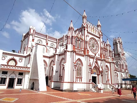 இடைக்காட்டூர் திரு இருதய ஆலயத்தை படத்தில் காணலாம்.&nbsp;