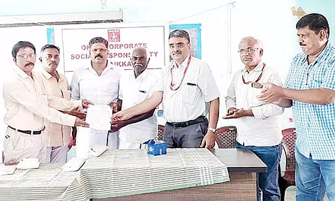 பள்ளிக்கு உபகரணங்கள் வழங்கப்பட்டது.
