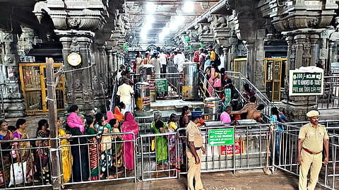 தமிழ் புத்தாண்டை முன்னிட்டு ராமேசுவரம் ராமநாதசுவாமி கோவிலில் பக்தர்கள் நீண்ட வரிசையில் காத்திருந்து சாமி தரிசனம் செய்தனர்.&nbsp;