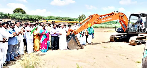 மதகு அணை கட்டும் பணியை அமைச்சர் பெரியகருப்பன் தொடங்கி வைத்தார். அருகில் கலெக்டர் மதுசூதன்ரெட்டி, தமிழரசி எம்.எல்.ஏ., பேரூராட்சி சேர்மன் சேங்கை மாறன் மற்றும்  பலர் உள்ளனர்.