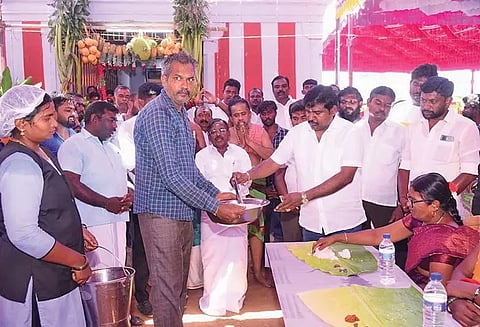 விழாவில் பா.ஜ.க. பிரமுகரான கே.ஆர்.எம். ராதாகிருஷ்ணன் அன்னதானத்தை தொடங்கி வைத்த போது எடுத்த படம்.
