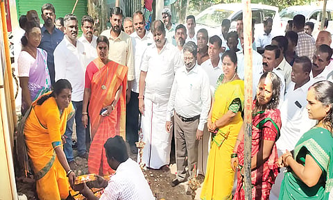 கடலூர் முதுநகரில் மாநகராட்சி மேயர் சுந்தரி ராஜா சாலை அமைக்கும் பணியை அடிக்கல் நாட்டி தொடங்கி வைத்தார். அருகில்  ஆணையாளர் கிருஷ்ணமூர்த்தி, மாநகர தி.மு.க.செயலாளர் ராஜா உள்ளார்.