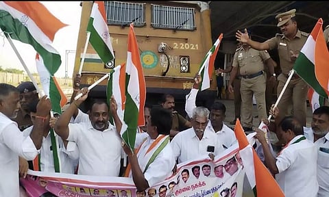 ஆரணியில் காங்கிரசார் ரெயில் மறியல் செய்த போது எடுத்த படம்.
