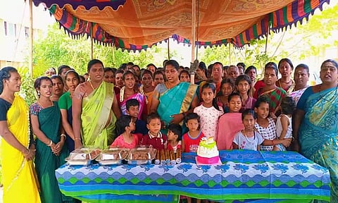 குழந்தைகளுடன் கேக் வெட்டி மகிழ்ந்த திருநங்கைகளையும்  அதில் பங்கேற்றவர்களையும் படத்தில் காணலாம்.