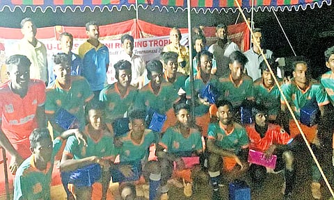 கால்பந்து போட்டியில் முதலிடம் பிடித்த திருச்செந்தூர் சிவந்தி ஆதித்தனார் உடற்கல்வியியல் கல்லூரி அணியினரை படத்தில் காணலாம்.