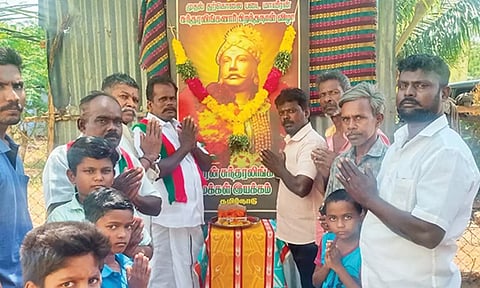 சுந்தரலிங்கனார் படத்துக்கு  மாலை அணிவித்து மரியாதை செலுத்தப்பட்ட காட்சி..