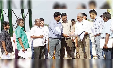அரசு கூடுதல் தலைமை செயலாளர் சிவ்தாஸ் மீனா குடிநீர் திட்டப் பணிகளை ஆய்வு மேற்கொண்ட காட்சி.