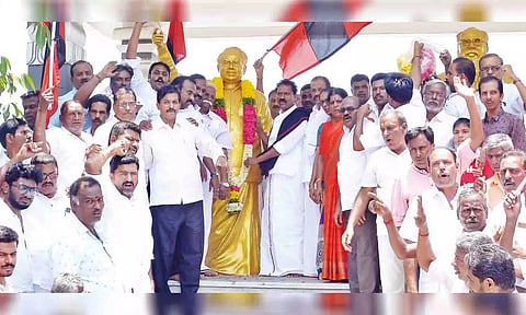 மாவட்ட செயலாளர் நாகராஜ் தலைமையில் கட்சி நிர்வாகிகள் அண்ணா,பெரியார் சிலைகளுக்கு மாலை அணிவித்த போது எடுத்த படம்.
