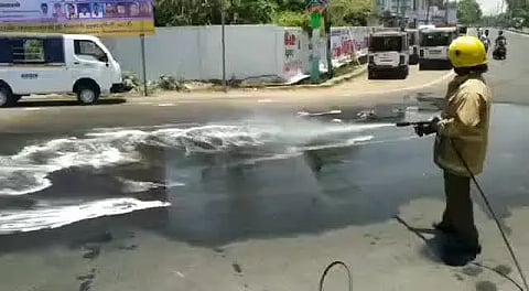 சாலையில் விழுந்து பெரும் சத்தத்துடன் வெடித்த ஆசிட் குடுவை