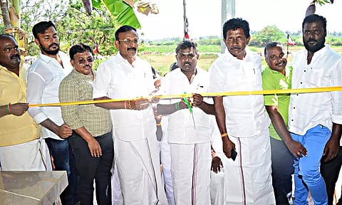 மேலூர்: பயணிகள் நிழற்குடையை திறந்து வைத்த  எம்.எல்.ஏ.