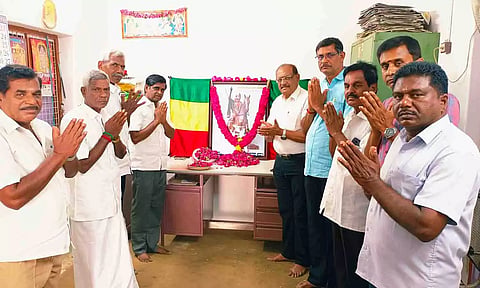 சுதந்திர போராட்ட தியாகி   தீரன் சின்னமலையின் உருவப்படத்திற்கு மாலை அணிவித்து மலர்தூவி மரியாதை செலுத்தப்பட்ட காட்சி.
