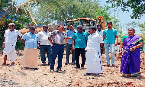 பேரூராட்சி மன்ற தலைவர் அஞ்சுகம் கணேசன் பார்வையிட்டு ஆய்வு செய்தார்.