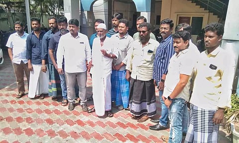 திருப்பூர் மாவட்ட மொத்த மற்றும் சில்லறை வியாபாரிகள் நலச்சங்கம் சார்பில்  மாநகராட்சி ஆணையாளரிடம் மனு அளித்த காட்சி.&nbsp;