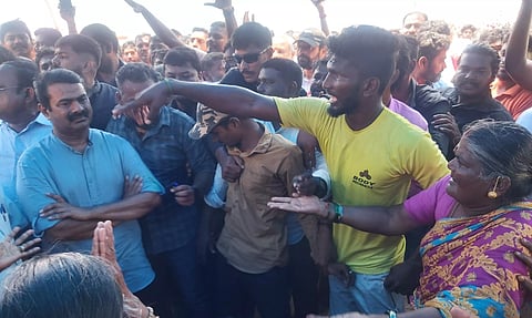 நொச்சிக்குப்பம்-பட்டினப்பாக்கம் சாலையில் போக்குவரத்து துண்டிப்பு- போராட்டத்துக்கு சீமான் நேரில் ஆதரவு தெரிவித்தார்