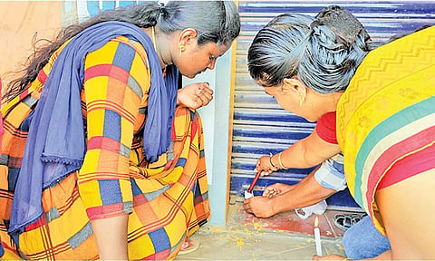 சுரண்டை அருகே  மருந்தகத்திற்கு அரசு அதிகாரிகள்   சீல் வைத்த போது எடுத்த படம்.