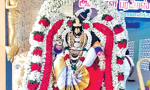 சிறப்பு அலங்காரத்தில் எழுந்தருளிய அங்காள பரமேஸ்வரி அம்மன்.
