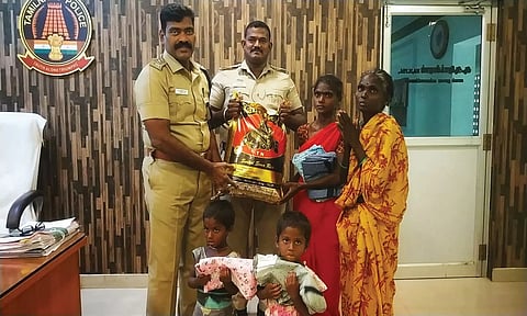 புகார் அளிக்க வந்த ஏழைக் குடும்பத்திற்கு அரிசி, மளிகை மற்றும் புதிய ஆடைகளை விருத்தாசலம் போலீஸ் துணை சூப்பிரண்டு ஆரோக்கியராஜ் வழங்கிய போது எடுத்தபடம்