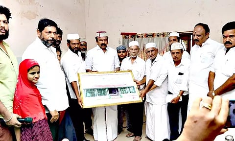 ராஜன் செல்லப்பா எம்.எல்.ஏ., முஸ்லிம்களுக்கு தொழுகை விரிப்புகளை வழங்கினார்.&nbsp;