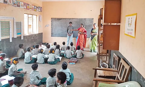 பள்ளியில் ஆய்வு மேற்கொண்டபோது எடுத்த படம்.