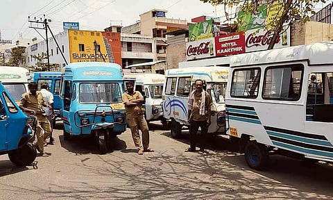 புதுவை புதிய பஸ் நிலையம் முன்பு டெம்போவை நிறுத்தி  டிரைவர்கள் வேலை நிறுத்தத்தில்ஈடுபட்ட காட்சி.