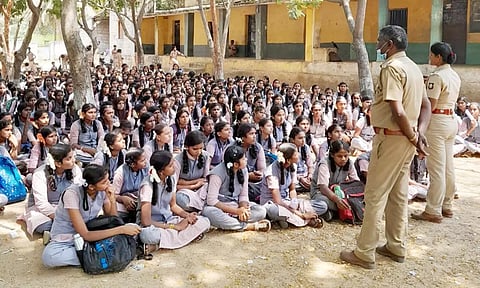 உத்தனப்பள்ளியில் உள்ள அரசு மேல்நிலைப் பள்ளியில்  போதை தடுப்பு குறித்த விழிப்புணர்வு நிகழ்ச்சி நடைபெற்ற காட்சி.