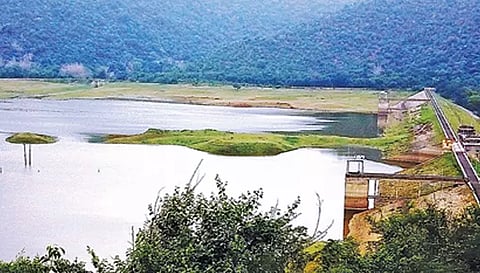 சேலம் மாவட்டத்தில் கடும் வெயில் சுட்டெரித்து வருவதால் நீர் நிலைகளில் தண்ணீர் குறைந்து வருகிறது.  வாழப்பாடி அடுத்த பாப்பநாயக்கன்பட்டி கரியக்கோவில் அணையில் நீர் இருப்பு குறைந்து காணப்படுவதை படத்தில் காணலாம்.