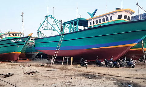 மீன்பிடி தடைகாலம் எதிரொலி சின்னமுட்டத்தில் விசைப்படகுகளை கரையேற்றி சீரமைக்கும் பணி தீவிரம்