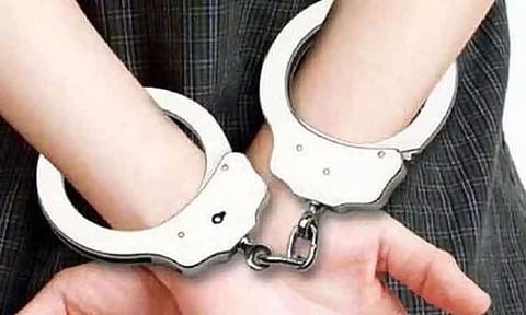 தடை செய்யப்பட்ட லாட்டரி விற்ற 2 பேர் கைது