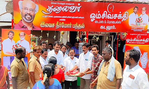 கடலூரில் மாவட்ட செயலாளர் ஓ.எல். பெரியசாமி, மாவட்ட இணை செயலாளர் ஆசை தாமஸ், இளைஞரணி செயலாளர் ஆர். எஸ்.ரஜினி விக்னேஷ் ஆகியோர் பொதுமக்களுக்கு நீர்மோர் மற்றும் பழ வகைகள் வழங்கினர்.
