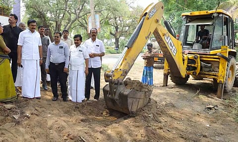 மாட்டுச்சந்தை அமைக்கும் பணியை அமைச்சர் மு.பெ.சாமிநாதன் ஆய்வு செய்த காட்சி.&nbsp;
