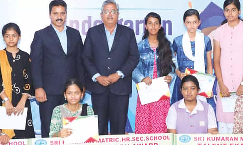 10&nbsp;-ம் வகுப்பு திறனாய்வு தேர்வில் கலந்து கொண்ட மாணவர்களை படத்தில் காணலாம்.&nbsp;