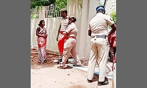 கலெக்டர் அலுவலகம் முன்பு பெண் தீக்குளிக்க முயற்சி