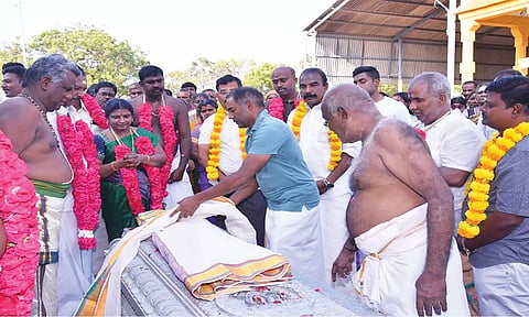 சுயம்புலிங்கசுவாமி கோவில் ராஜகோபுரவாசல் நிலை விடும் பணி தொடங்கியபோது எடுத்த படம்.