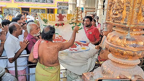 கொடிமரத்திற்கு தீபாராதனை நடைபெற்றபோது எடுத்த படம்.