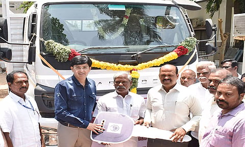 கூட்டுறவு துறைக்கு புதியதாக வாங்கப்பட்ட வாகனங்களின் சாவிகளை கூடுதல் தலைமைச் செயலாளர் டாக்டர். ராதாகிருஷ்ணன் வழங்கியபோது எடுத்தபடம்.&nbsp;&nbsp;