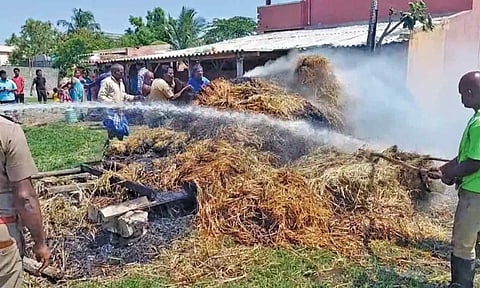 வைக்கோல் போர் எரிந்து நாசம்