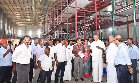 தொழில் நுட்ப பூங்காவில் உள்ள தொழிற்சாலைகளை பார்வையிட்டு சபாநாயகர் அப்பாவு ஆய்வு நடத்திய போது எடுத்தபடம்.
