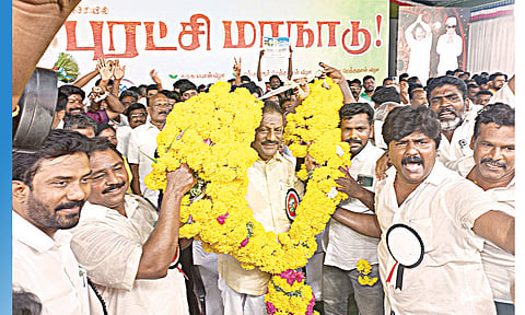 ஓ.பன்னீர்செல்வத்துக்கு ஆளுயர மாலை அணிவித்த மதுரை நிர்வாகிகள்