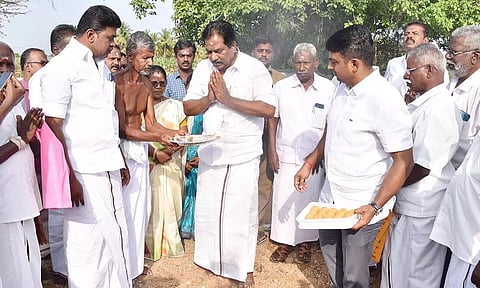 புதிய தார்சாலை மேம்பாட்டு பணியை அமைச்சர் மூர்த்தி தொடங்கி வைத்தார். அருகில் வெங்கடேசன் எம்.எல்.ஏ. உள்பட பலர் உள்ளனர்.&nbsp;