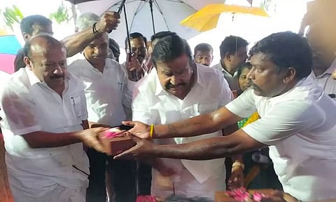 வடலூரில் அமைச்சர்கள் கே. என்.நேரு, எம்.ஆர்.கே. பன்னீர்செல்வம் புதிய பஸ் நிலையத்திற்கு அடிக்கல் நாட்டி தொடங்கி வைத்தார்.